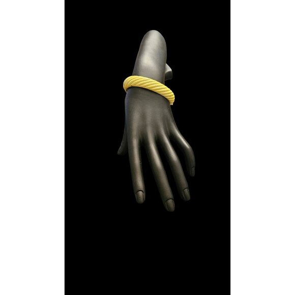 TRIFARI CANARY YELLOW ENAMEL HINGED BANGLE BRACELET 1960s Vintage 7" EUC RARE - Picture 2 of 16